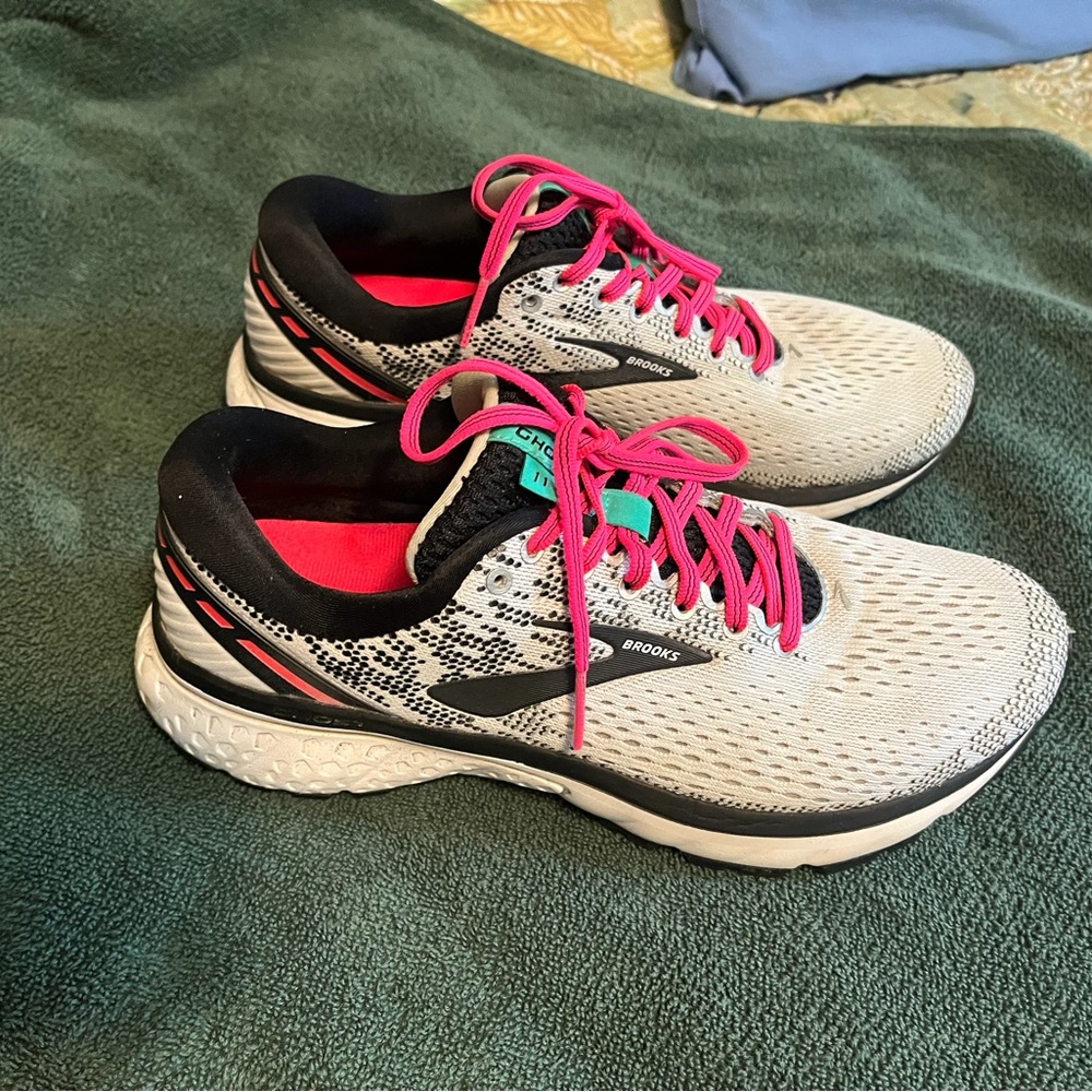 Brooks Women’s Running Shoes with Hot Pink Laces